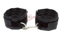 Чёрные полиуретановые наручники с карабином Beginners Wrist Restraints