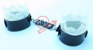 Изысканные чёрные наручники с белым кружевом