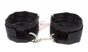 Чёрные полиуретановые наручники с карабином Beginners Wrist Restraints